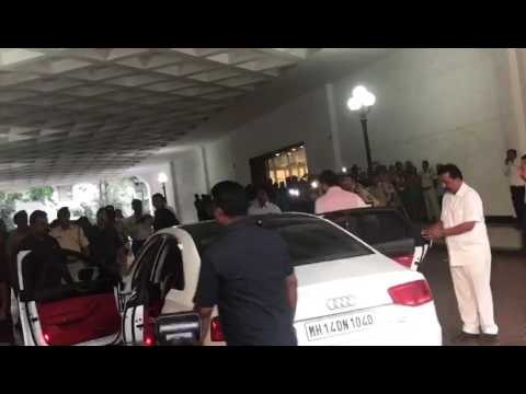 Abhishek, Aishwarya and Shweta Bachchan at Vinod Khanna's Prayer Meet | SpotboyE