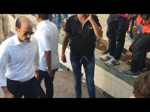 Akshaye Khanna arrives at his Father Vinod Khanna's funeral | SpotboyE