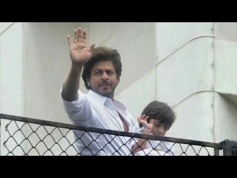 Abram Khan and Shahrukh Khan come out to wish the public on EID 2017 | SpotboyE