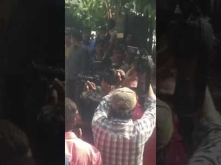 Rishi Kapoor at Reema Lagoo's cremation | SpotboyE