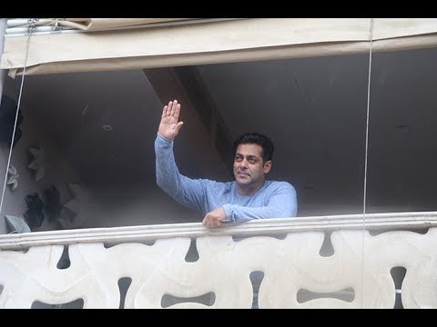Salman Khan wishing his Fans Eid Mubarak outside his House | SpotboyE