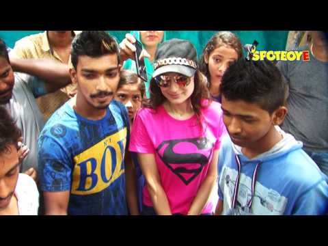 Ameesha Patel Distributes Food Packets to Poor People | SpotboyE
