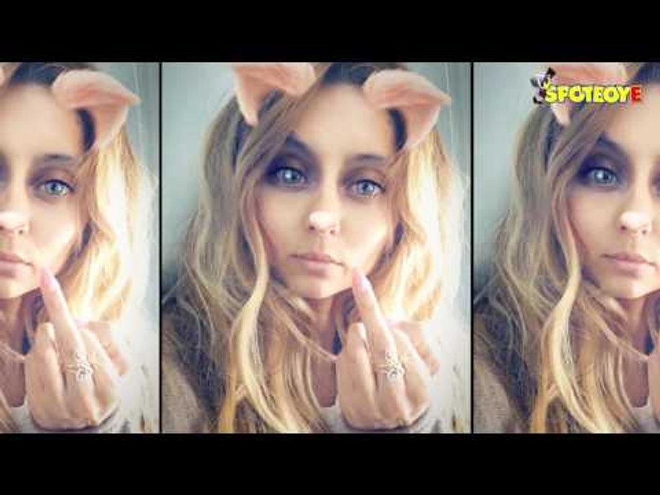 Is VJ Anusha Dandekar Showing Her Middle Finger To Kishwer Merchant? | TV | SpotboyE