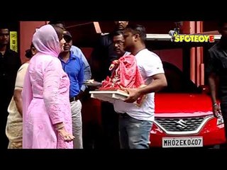 Скачать видео: Salman Khan's Sister Arpita Khan and Family Bring Ganpati Home | SpotboyE