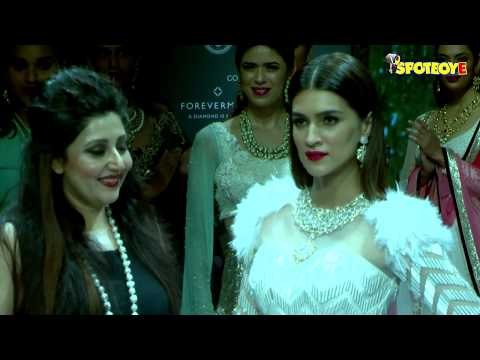 Kriti Sanon Walks For Archana Kochhar As Showstopper At IIJW 2017 | SpotboyE