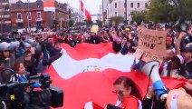 Cientos de peruanos protestan por disolución del Congreso