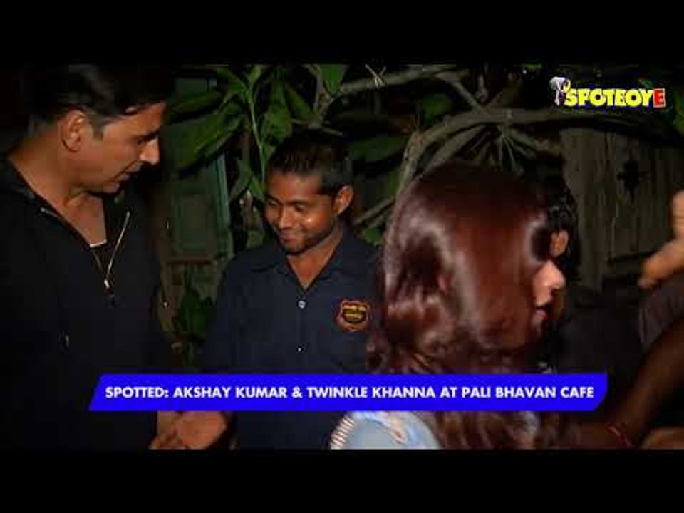 Akshay Kumar with wife Twinkle Khanna SPOTTED with Director R. Balki & Gauri Shinde | SpotboyE