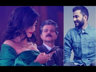 下载视频: Anil Kapoor Tries To Peep Into Sonam Kapoor's Phone, Anand Ahuja Comments | SpotboyE