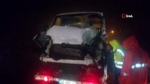 İzmir'de minibüs tıra arkadan çarptı: 1 yaralı