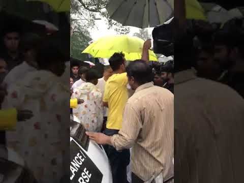 Shashi Kapoor's Son Karan Kapoor and Ronit Roy at Shashi Kapoor's Funeral | SpotboyE