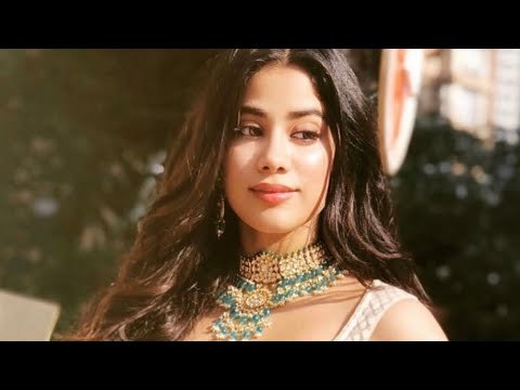 Janhvi Kapoor Arrives at Sonam Kapoor's Mehendi & Sangeet ceremony | SpotboyE