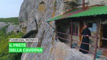 Fuori dal mondo: il prete della caverna