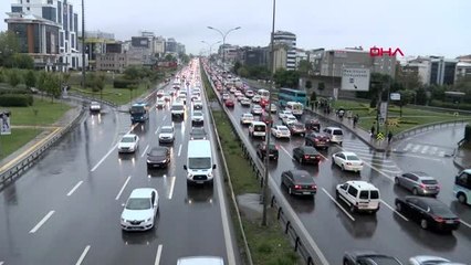 İstanbul'da yağmur ve kazalar trafiği felç etti
