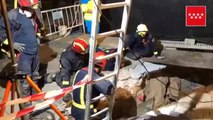 Los bomberos rescatan a un obrero en la localidad madrileña de Torrejón de Ardoz