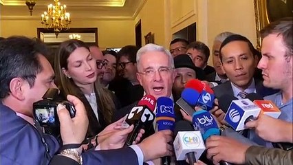 Expresidente de Colombia Uribe comparece ante justicia con "espíritu patriótico"