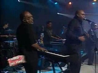 Pupy y los que Son Son - Bailalo Hasta Afuera La Machucadera