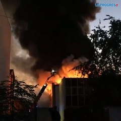 Incendie dans un entrepôt à Villeurbanne: une épaisse fumée noire dans le ciel (Le Progrès - Rhône infos)