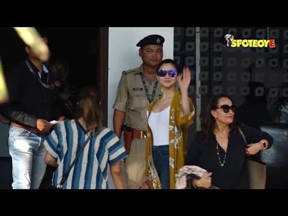 Sonakshi Sinha & Alia Bhatt LEAVE For Last Schedule Of Their Movie 'KALANK' | SpotboyE