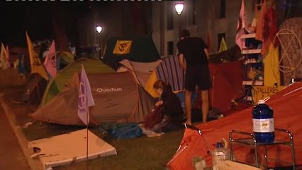 Descargar video: Cientos de activistas contra el cambio climático pasan la noche acampados en Nuevos Ministerios