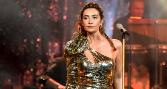 Sıla, konserinde bir hayranı Ahey ahey diye bağırınca şarkısını yarıda keserek kahkaha attı