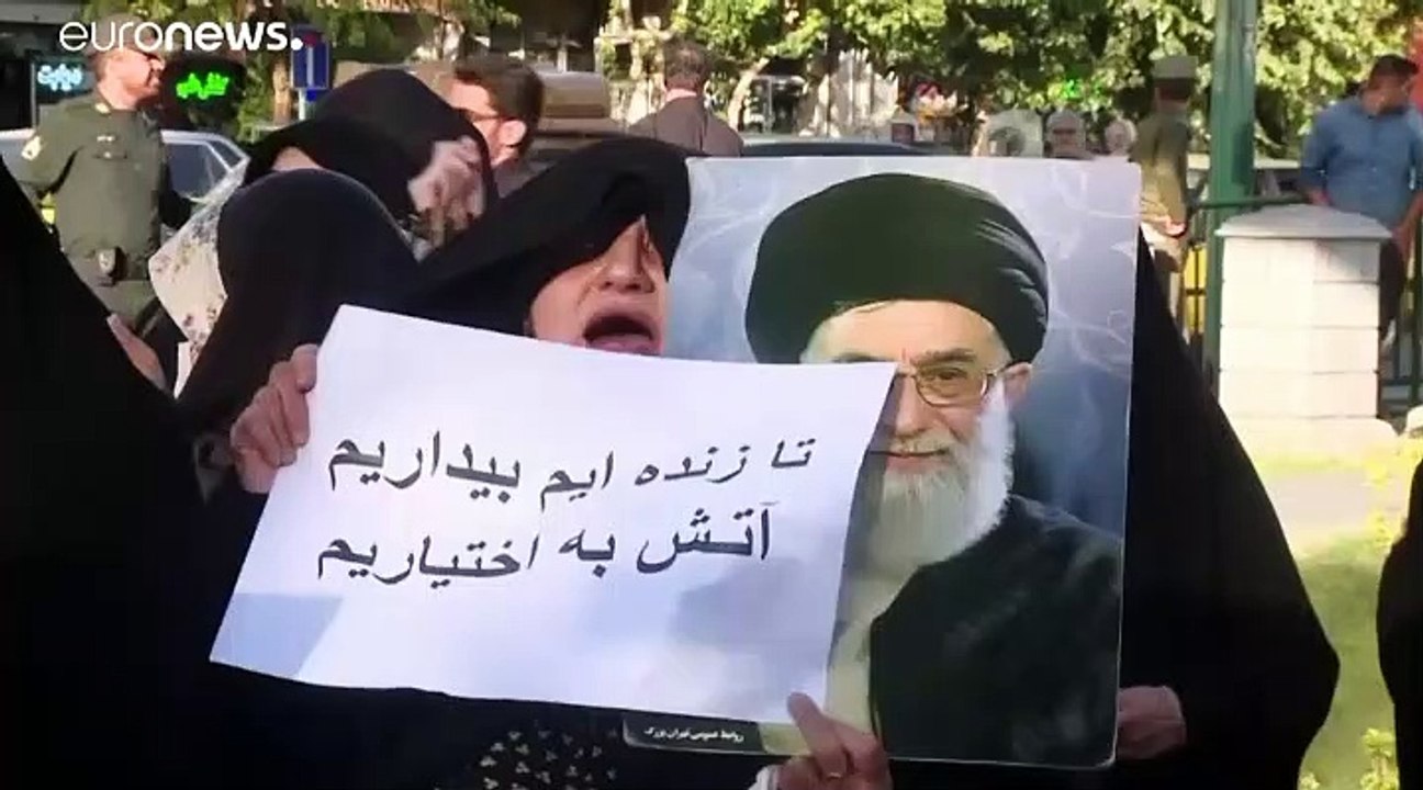 "Женщине не место среди мужчин": в Тегеране прошёл митинг против допуска болельщиц на стадионы