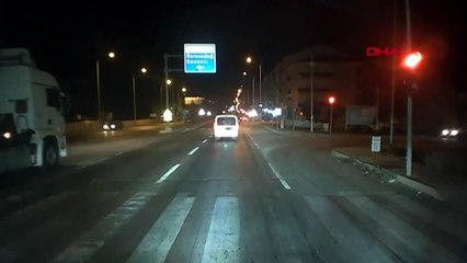 Konya polisler trafikte tartışırken, gözaltındaki şüpheli ekip aracıyla kaçtı