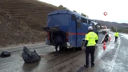 Sivas'ta mahkum nakil aracı devrildi: Yaralılar var
