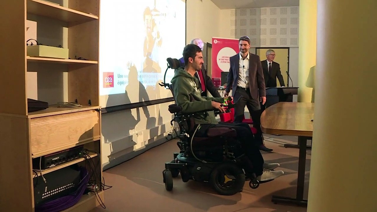 Un exosquelette connecté permet à un tétraplégique de marcher
