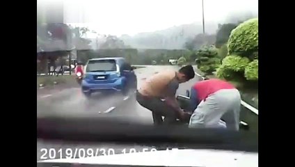 Son imperméable se prend dans la roue de son scooter et le fait lourdement chuter