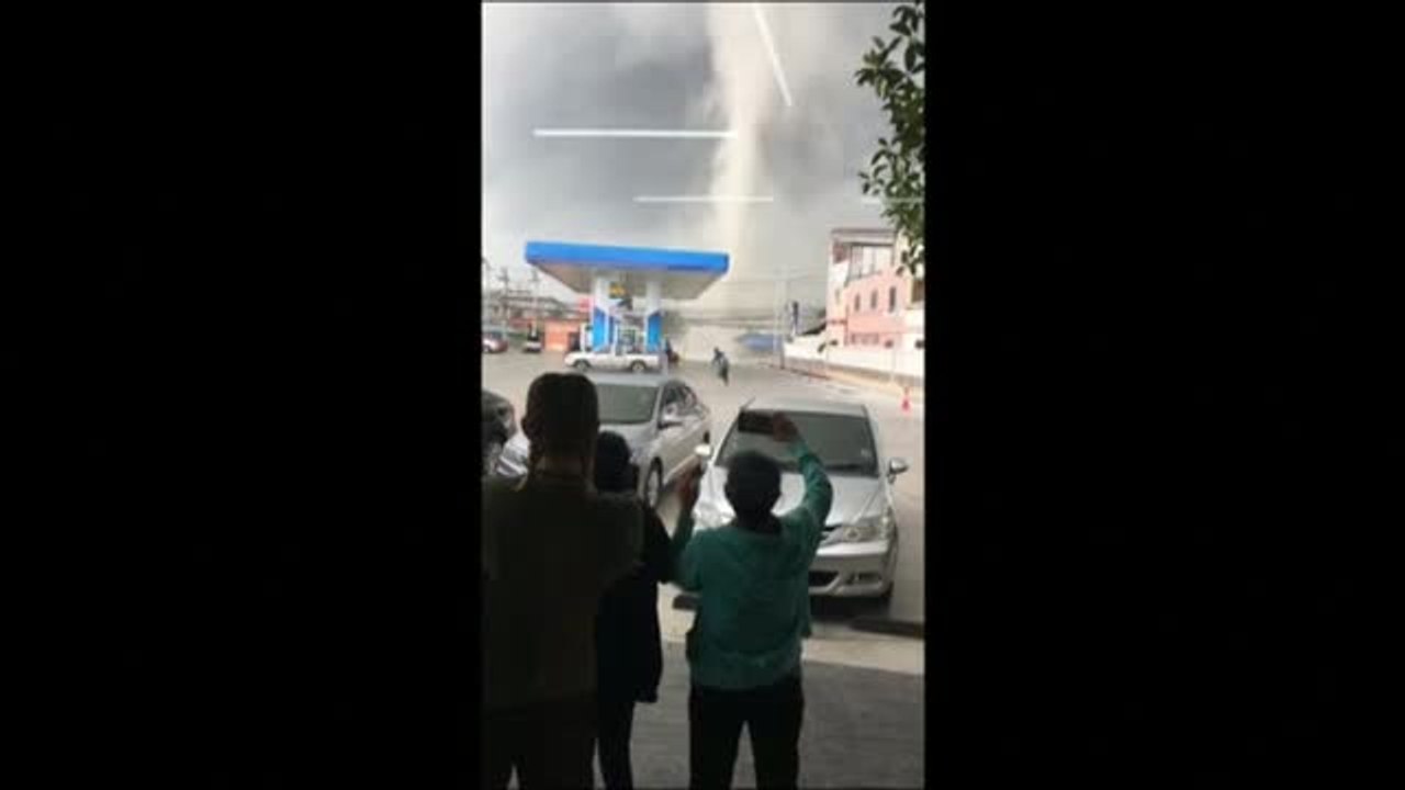 Un impresionante tornado arrasa a su paso en Tailandia