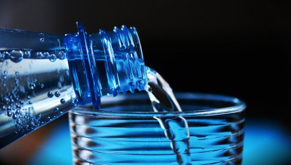 L'eau ne serait pas la boisson la plus hydratante