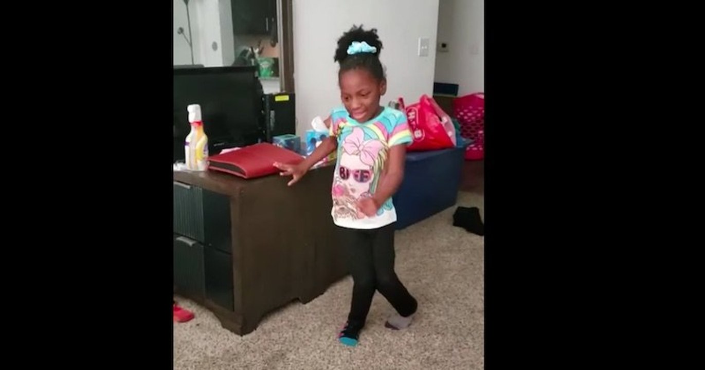 Cette petite fille parvient à marcher toute seule à 6 ans pour la première fois alors qu'elle souffre de paralysie cérébrale