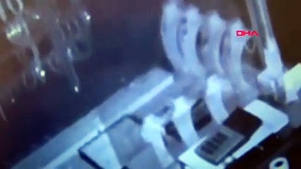 Balta ve satırla camını kırıp soygun yaptılar