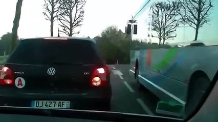 70 .POURQUOI le bus de droite TOURNE a gauche ?