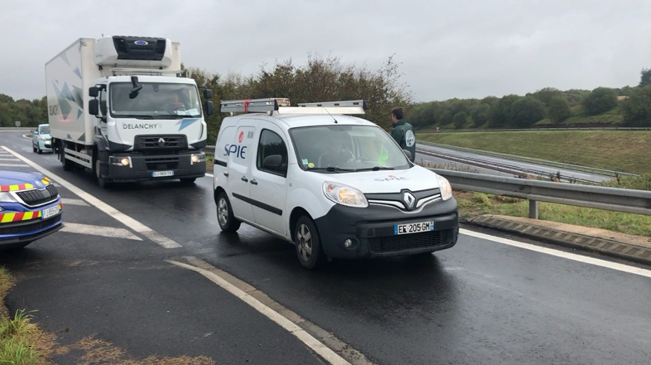 Guilberville. Une vingtaine d’agriculteurs tractent sur le rond-point de l’A84