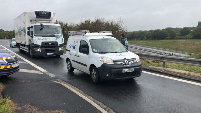 Guilberville. Une vingtaine d’agriculteurs tractent sur le rond-point de l’A84