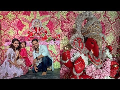 Inaaya Seeks Blessings From Bappa With Parents Soha Ali Khan And Kunal Kemmu At Arpita's Residence