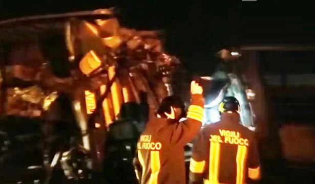 Rimini - Scontro tra camion e bisarca su A14: distrutte vetture trasportate (08.10.19)