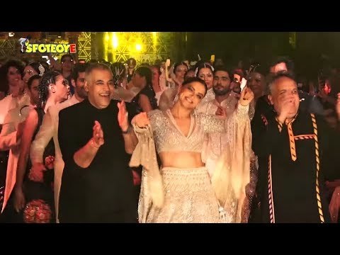 Deepika Padukone Steals the Show With Her Impromptu Dance at Abu Jani-Sandeep Khosla's Fashion Show