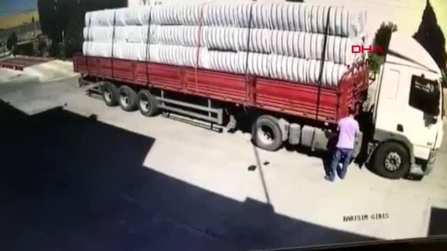 Şanlıurfa tır'dan devrilen pamuk balyalarının altında kalıp ağır yaralandı