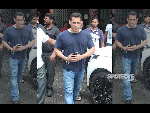 Salman Khan, Katrina Kaif, Daisy Shah, Mouni Roy at Arpita Khan & Aayush Sharma Ganpati Celebration