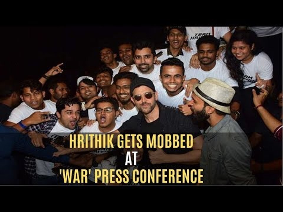 Hrithik Roshan Gets Mobbed By Fans At The Event...