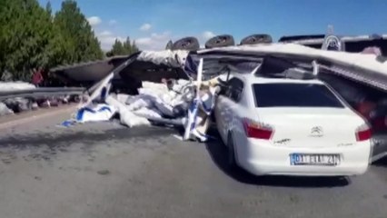 Karşı şeride geçen tır iki araçla çarpıştı: 4 yaralı - MERSİN