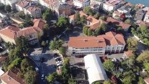 İstanbul İl Milli Eğitim Müdürlüğü, deprem sonrası 6 ilçede bulunan 10 okul binasının detaylı inceleme ve tetkikler yapılması için boşaltılacağını açıkladı. Okullarda eğitim öğretim gören öğrencilerin, geçici olarak çevre okullara yönlendi