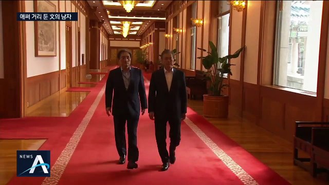 조국, ‘홀로 자료 검토’…애써 거리 둔 ‘文의 남자’