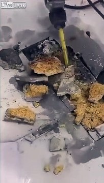 Des nouilles chinoises cachées dans le sol d'un appartement en travaux !