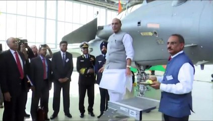 டயருக்கு கீழே எலுமிச்சை வைத்து ரபேல் போர் விமானத்திற்கு பூஜை செய்த ராஜ்நாத்சிங்-வீடியோ