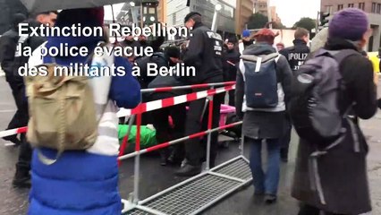 La police évacue les militants d'Extinction Rebellion d'un croisement de Berlin