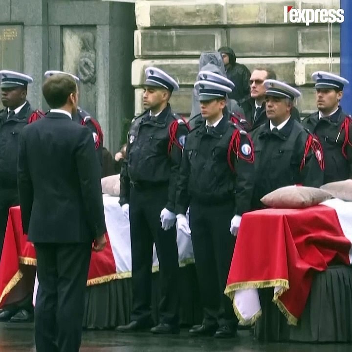 Sous une pluie battante, Emmanuel Macron rend hommage aux quatre victimes à la préfecture de police de Paris