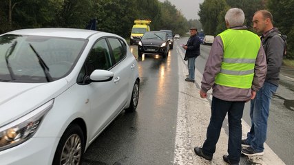 Action des agriculteurs près d’un péage d’autoroute